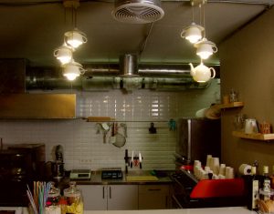 дві люстри з чашкок і з чайника