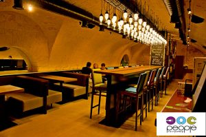 Кафе з освітленням із келихів