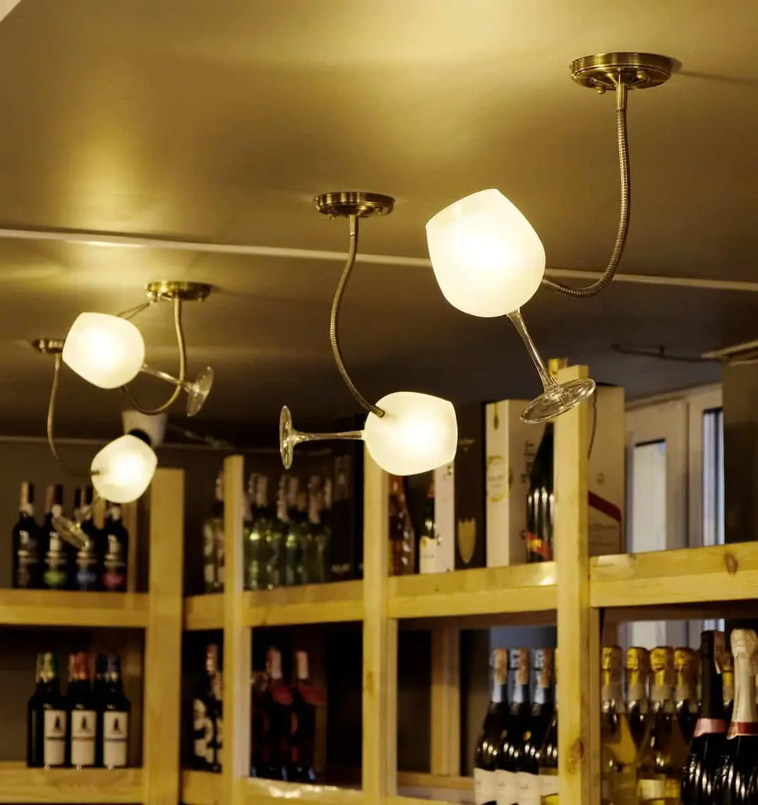 Келихи світяться на стелі