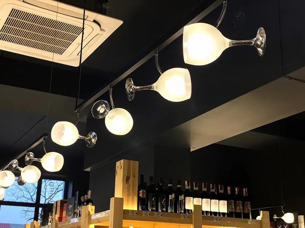 Світильники з винних келихів